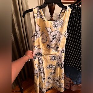 Anne Klein Floral dress 
SIZE- 4